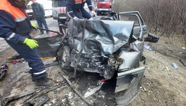 ДТП в Златоусте: парень на «Ладе» выехал на встречную полосу и лоб в лоб столкнулся с Renault 