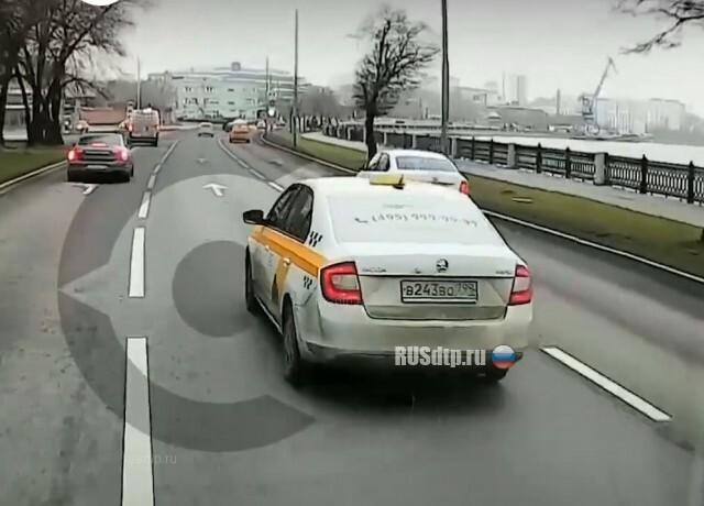 В Москве таксист не пропустил скорую с тяжелобольным пациентом