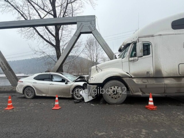 Toyota Camry лоб в лоб столкнулась с фурой в Междуреченске 