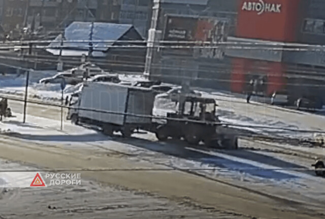 Трактор и грузовик столкнулись в Бийске
