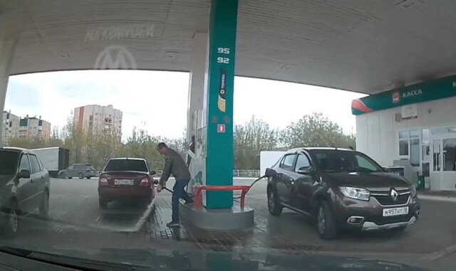 Неудачная заправка в Ижевске: бензин хлынул из заправочного шланга и залил всё вокруг