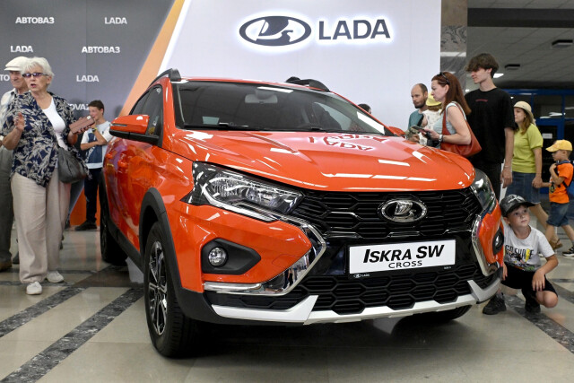 «Разбирают как горячие пирожки»: россияне бросились скупать автомобили Lada Iskra 