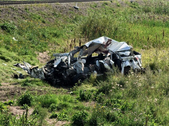 Поезд смял легковой автомобиль на железнодорожном переезде в Благовещенске 
