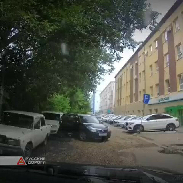Пытался задним ходом выехать с парковки
