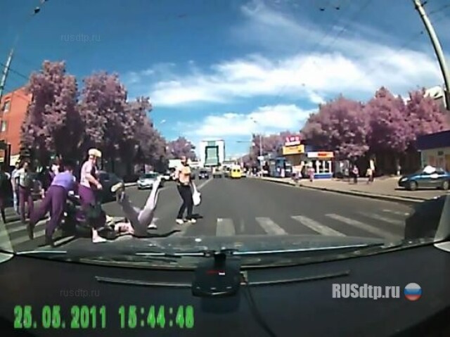 Байк влетел в толпу пешеходов 