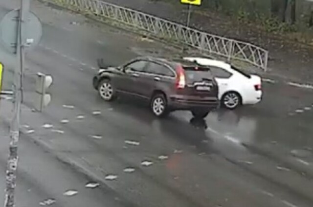 В Рыбинске водитель седана пытался проскочить перекресток на красный и попал в ДТП