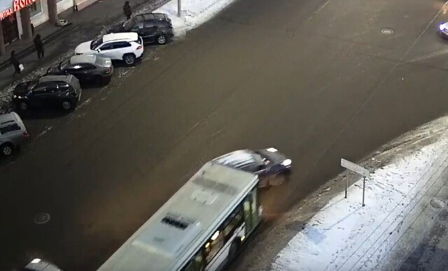 В Вологде водитель легкового автомобиля пытался повернуть направо и столкнулся с автобусом