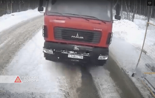 В Новоуральске МАЗ с потерявшим сознание водителем врезался в КПП