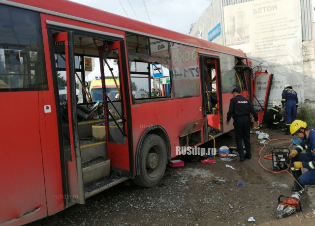 В Перми автобус врезался в стену. Один человек погиб и 19 пострадали 