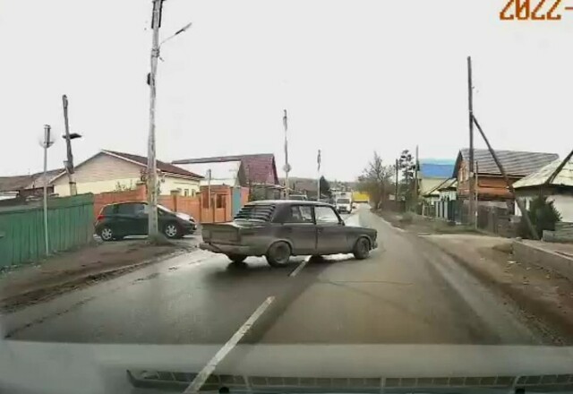 В Красноярске водитель «Жигулей» исполнял на дороге опасные трюки