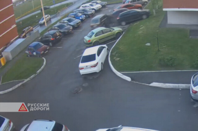 В Ижевске 17-летний подросток на «Ниве» перепутал педали и повредил три автомобиля