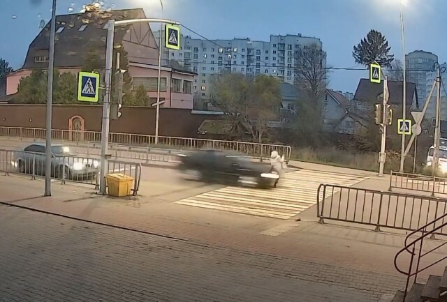 В Калининграде автомобиль сбил беременную девушку