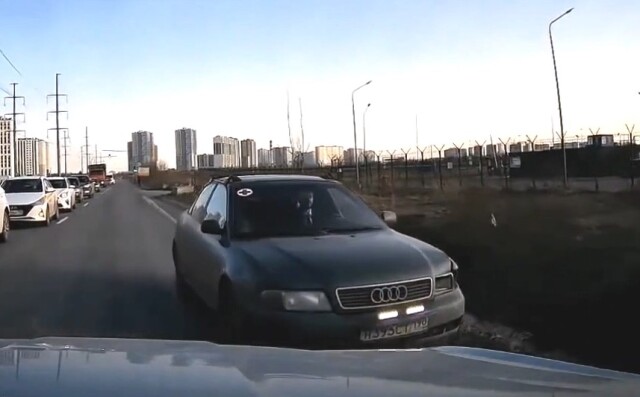 «Я автоюрист и я прав!»: в Петербурге водитель хотел объехать пробку и устроил ДТП 