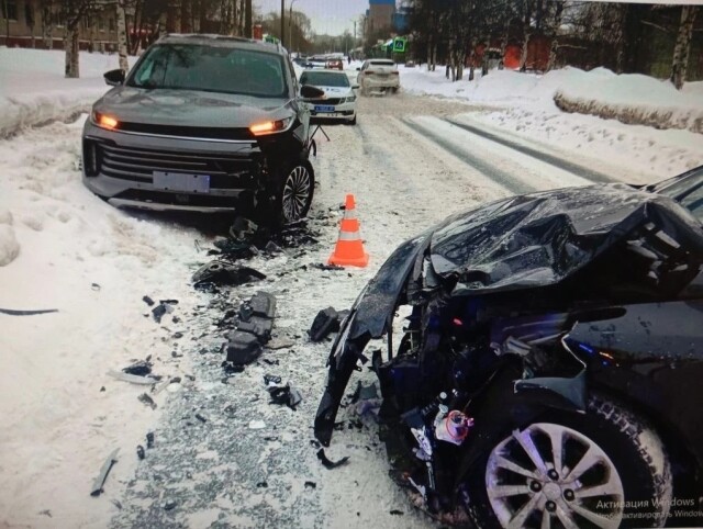 Hyundai выехал на встречную и столкнулся с автомобилем Exeed на улице Шабалина в Архангельске 