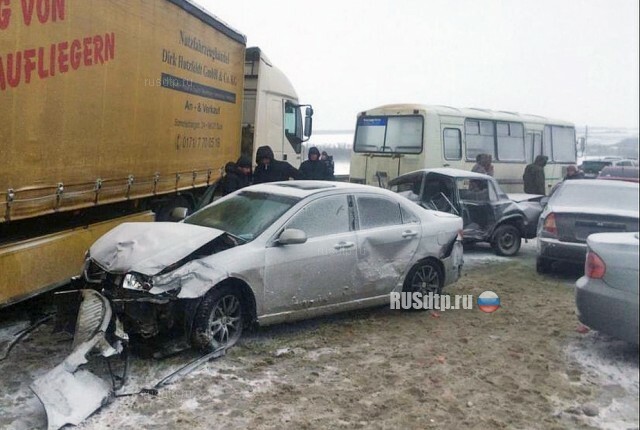 30 автомобилей столкнулись на трассе М-4 в Ростовской области 
