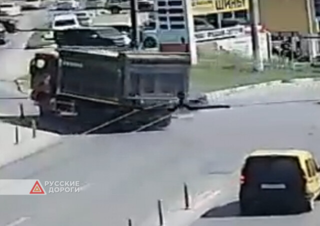 Грузовой автомобиль и легковушка столкнулись в Севастополе
