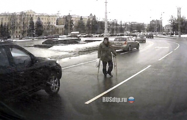 Он там всегда переходит 