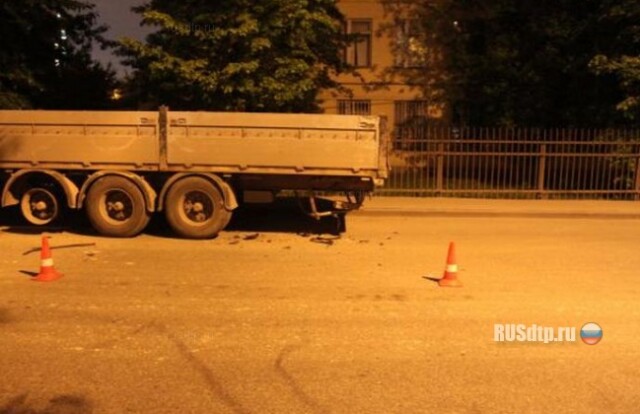 Cadillac въехал под грузовик в Москве 