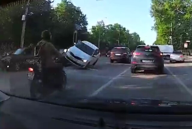 Два легковых автомобиля столкнулись в Симферополе — мотоциклисту повезло