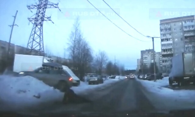 В Петрозаводске пешеход бросился под колеса автомобиля 
