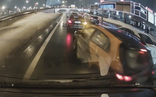 Без поворотников и не смотря по зеркалам: водитель каршерингового автомобиля спровоцировал ДТП в Москве 