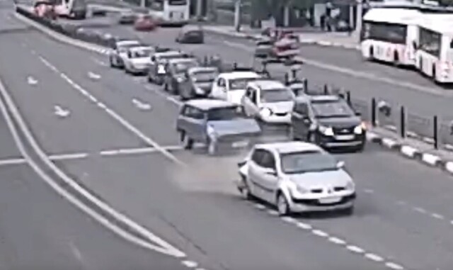 ДТП на светофоре в Белгороде: «Жигули» врезались в стоящий Renault
