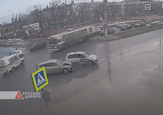 Lada Vesta и Ford не поделили перекресток в Волгограде