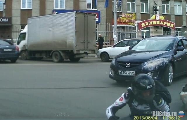 Таксист сбил байкера 