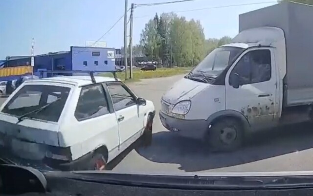 Авария в Нововятске: водитель «Газели» не убедился в безопасности маневра и столкнулся с «Ладой» 