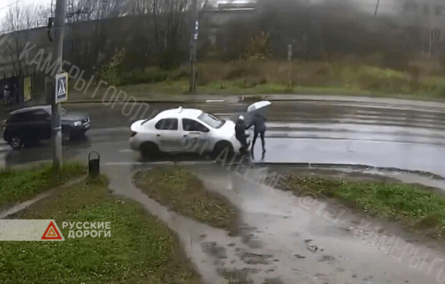 В Рыбинске таксист сбил женщину и ребенка