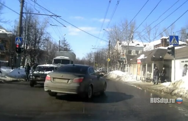 Один машину пинает, другой на красный проскакивает… 