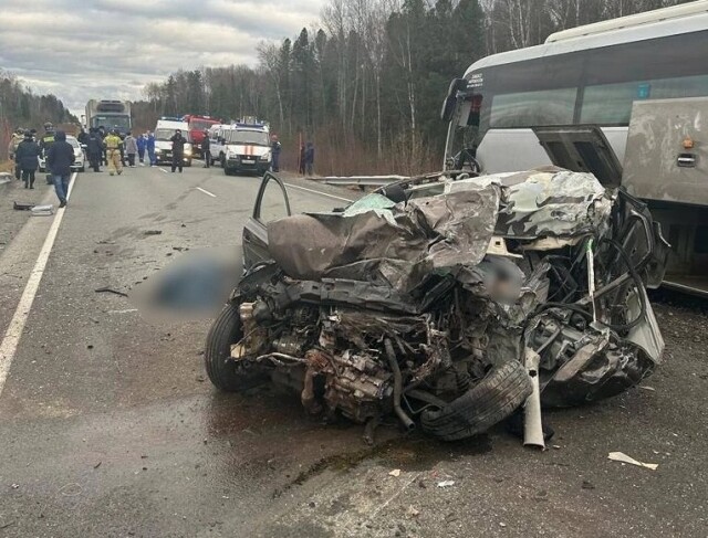 Volkswagen Jetta столкнулся с автобусом в ХМАО: погибли два человека 