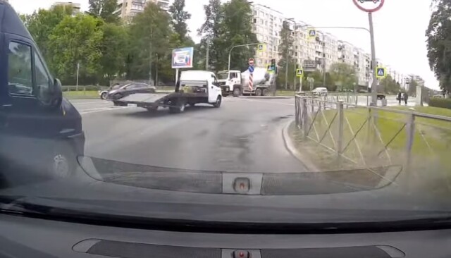 Водитель фургона уехал с места ДТП на кольце в Петербурге