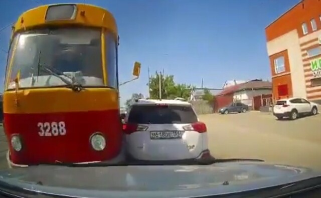 В Барнауле трамвай сошел с рельсов и столкнулся с автомобилем