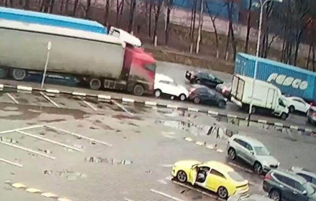 В Подольске большегрузная фура смяла несколько автомобилей