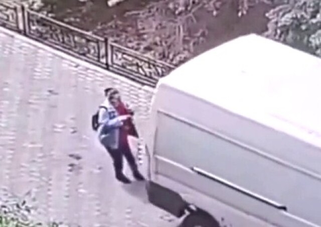 «Отвлеклась на телефон»: фургон сбил женщину на тротуаре в Челябинске 