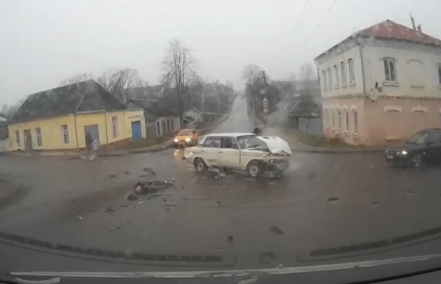 В Рославле из салона автомобиля на дорогу выпала пассажирка