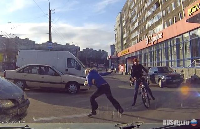 Попала под лисапед 