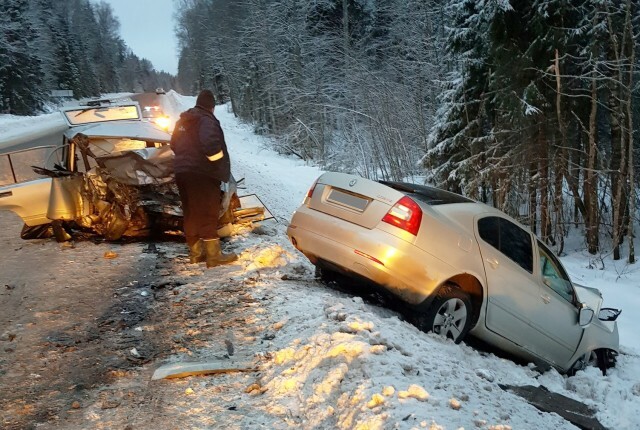 Водитель и пассажир «Жигулей» погибли в тройном ДТП в Новгородской области 
