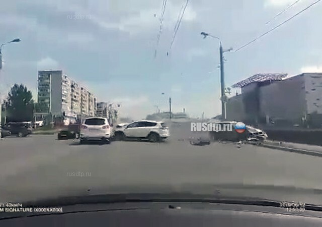 Момент жёсткого ДТП на улице 10 лет Октября в Омске