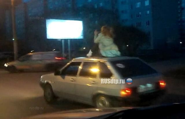 В Омске девушка прокатилась на крыше автомобиля. Видео