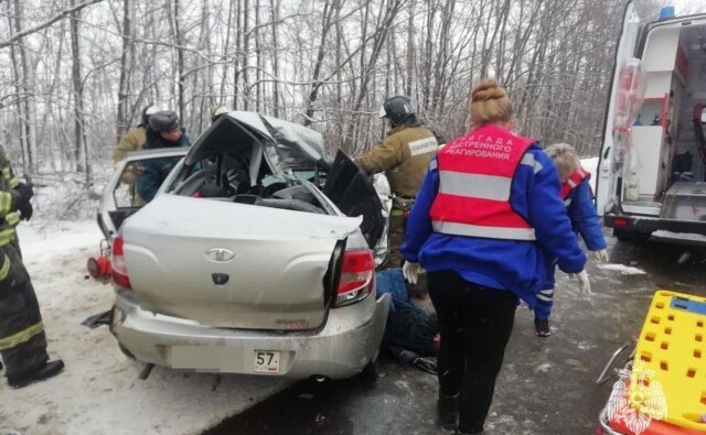 Три автомобиля столкнулись на трассе М-2 в Тульской области: погибли два человека 