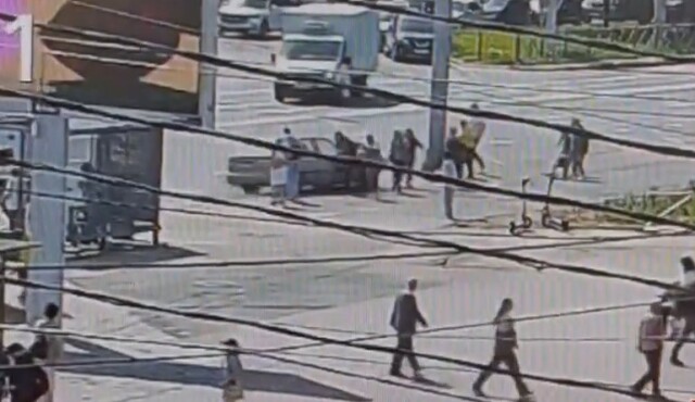 «Не справилась с управлением»: в Петербурге легковой автомобиль выехал на тротуар и сбил людей
