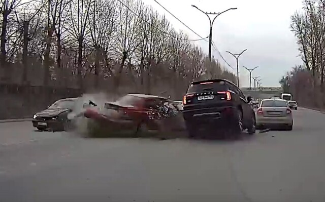 Авария на Бердском шоссе в Новосибирске: «Тойота» вытолкнула Hyundai на встречную полосу