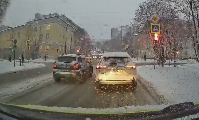 Момент ДТП на перекрестке в Мурманске: водитель «Дастера» пытался проскочить на красный