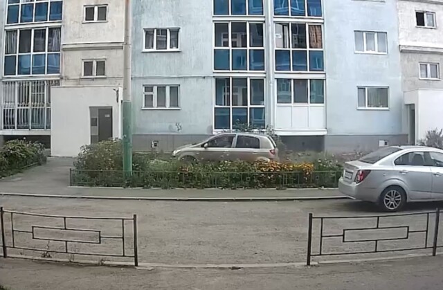 В Екатеринбурге женщина проехала по зеленым клумбам и врезалась в два автомобиля 