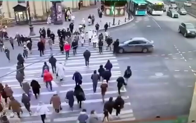 В Петербурге водитель автомобиля обиделся на пешеходов и начал их давить