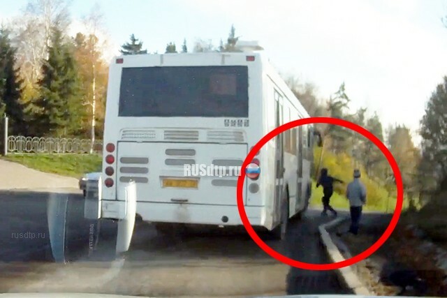 Мальчик в капюшоне попал под автобус в Тобольске. ВИДЕО