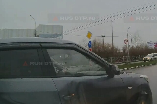 Авария на перекрестке с круговым движением в Великом Новгороде