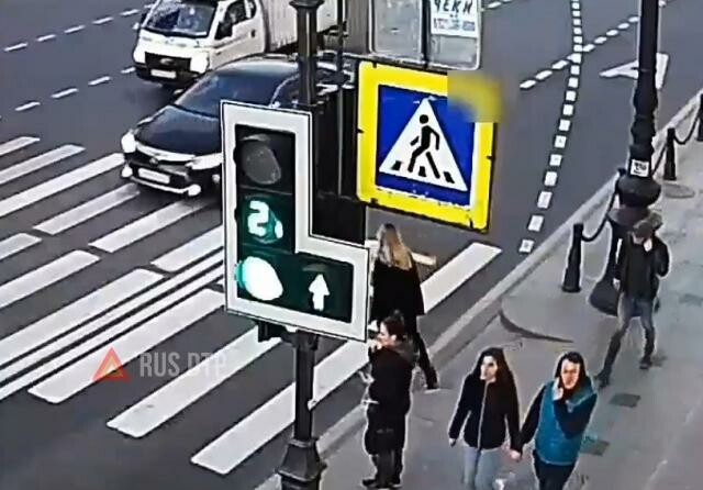 Автобус сбил женщину на Невском проспекте в Санкт-Петербурге